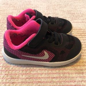 Nike Revolution 3 sneakers